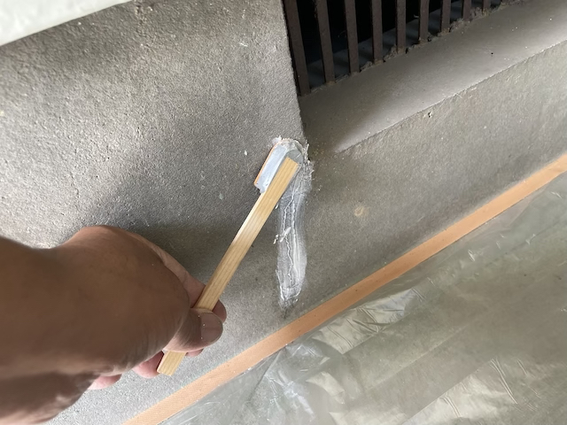 草加市　基礎巾木塗装　クラック修繕
